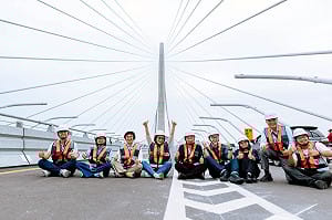 考察亞洲新地標淡江大橋　康裕成借鏡擘劃高雄港灣交通藍圖