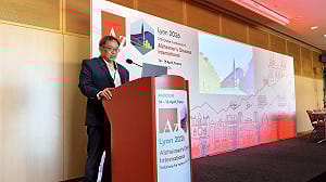 台灣醫療之光！許景琦醫師赴法參加ADI世界大會 國旗飄揚會場