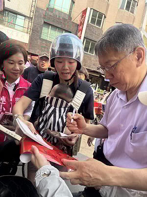 柯文哲、陳佩琪豐原掃街 攤商落淚力挺連小華進議會