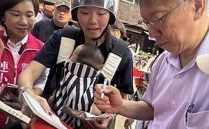 柯文哲、陳佩琪豐原掃街 攤商落淚力挺連小華進議會