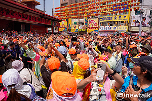 跟著白沙屯媽祖進香還看A片 阿伯行為掀網友論戰