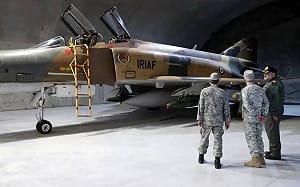 （影）伊朗還有「壓箱底」戰機! F-4 幽靈II與米格-29現身護航巴代表團 