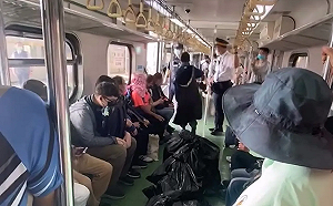 把台鐵當私人貨運！硬搬8大袋行李致列車延誤 網：為省運費太自私