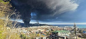 (影) 場面如火山爆發! 俄圖阿普謝油庫大火延燒 烏再襲盧干茨克重創補給線 