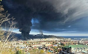 (影) 場面如火山爆發! 俄圖阿普謝油庫大火延燒 烏再襲盧干茨克重創補給線 