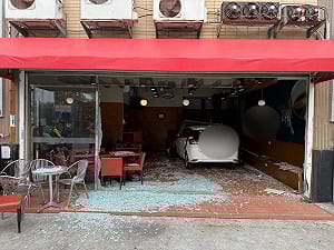 婦人開車衝進咖啡店！客人遭撞傷送醫 肇事原因待查