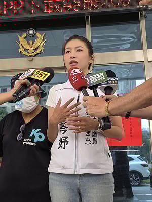 (影)柯文哲夜市掃街遭三波辣椒水伏擊  劉芩妤偕志工完成報案