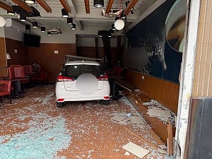 自小客車衝進苗栗咖啡店　1顧客用餐遭撞不治