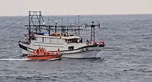 （影）基隆「全漁6」火燒沉沒　海巡擴大搜救失聯船長、6名外籍漁工平安接駁