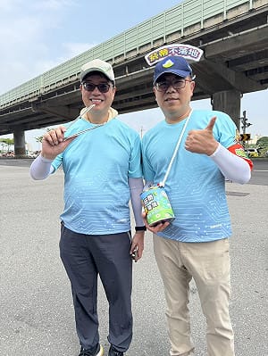 （影）響應綠色繞境！陸委會主委邱垂正化身環保志工 巧遇白沙屯媽祖虔誠祈求「這個願望」