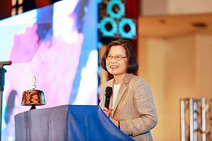 蔡英文出席扶輪社3482地區年會　強調台灣民主韌性、籲團結合作因應全球變局