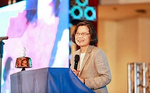 蔡英文出席扶輪社3482地區年會　強調台灣民主韌性、籲團結合作因應全球變局