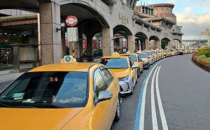 比基尼辣妹露奶邀「路邊做X」！運將展驚人定力 獲網友盛讚　