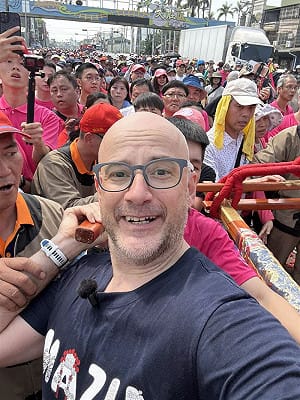 大甲媽祖繞境 藝人吳鳳等2小時完成扛轎！臉書感動發聲　