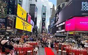 (影)最帥總鋪師在紐約！藍正龍時報廣場辦桌  超狂陣仗震撼百萬網友