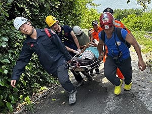 柴山再傳6旬翁阿朗壹礁岩跌傷    警、消、海巡、民間救難隊接力救援  