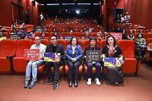 觀高菊花紀錄片　蔡英文：看見歷史深刻的那一面