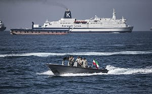 (影) 革命衛隊開火反擊了! 伊貨輪遭美軍砲擊登艦 伊稱以導彈、無人機報復