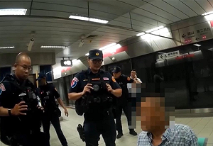 高雄捷運老翁亮刀恐嚇！只因嫌乘客太吵  依恐嚇公眾罪嫌送辦