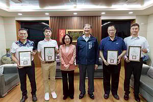 頒獎表彰城市英雄！ 康裕成致敬高市全國模範勞工當選人  
