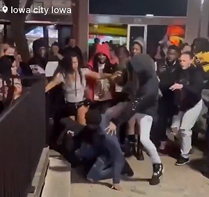 (影) 美愛荷華大學周圍鬥毆便變槍戰! 3學生在內至少5人傷 警追捕4嫌