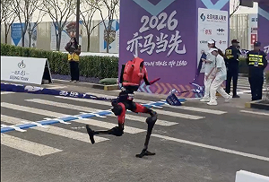 (影) 人形機器人跑贏人類！中國製造「Lightning」半馬50分26秒創紀錄