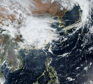 要變天了！明起「春雨＋東北季風」靠近  雨區由北往南擴大