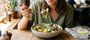 50歲以下無菸族肺癌風險竟上升  美研究曝：愛吃生菜沙拉者風險較高