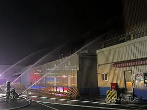 台中統一倉儲凌晨火警無人傷　環保局監測空品