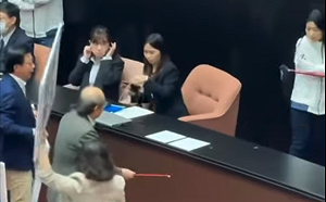 徐巧芯提告傷害遭起訴 法官見柯建銘未到庭喊要拘提 律師急赴北院