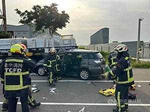 台中龍井轎車撞路旁貨車　駕駛逃逸、乘客1死1傷