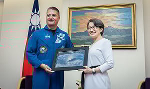 首位台灣出生太空人林琪兒來訪！致贈「2禮物」給蕭美琴 