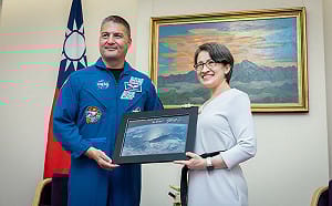 首位台灣出生太空人林琪兒來訪！致贈「2禮物」給蕭美琴 