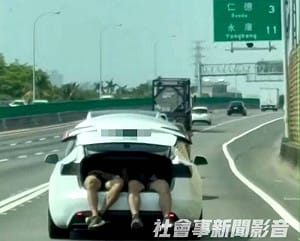 超離譜畫面！特斯拉「人體行李」上國道 警將開罰3.6萬