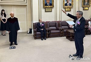 許忠信首進委員會與劉世芳熱絡寒暄　李貞秀提告攻防持續延燒