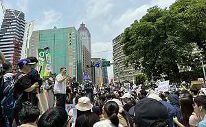 社工遭判刑惹議！群聚政院門口遞交逾萬人連署書  拒當替罪羔羊