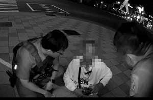 高雄男不滿闖紅燈遭開單！派出所靜坐抗議還躺馬路中 下場曝光