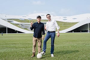 宣傳法國生活節在高雄   陳其邁偕龍燁熱血踢足球