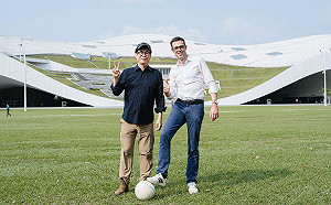 宣傳法國生活節在高雄   陳其邁偕龍燁熱血踢足球