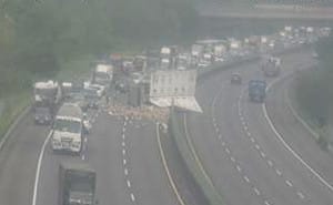 國3台南段2輛大貨車擦撞一度回堵　4人送醫