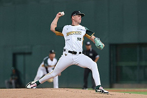 陳文杰4安猛打助雄鷹並列第1　坎南奪轉隊首勝