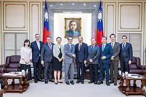 「軍購預算應在川習會前通過」美高層警告韓國瑜：否則付慘痛代價