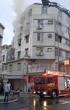 台南市東區某集合住宅建築火警　救出5人送醫