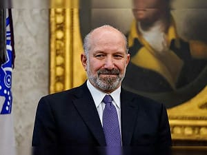 川普「金卡計畫」銷售慘淡僅核准 1 人　商務部長國會證詞引爆利益衝突質疑 