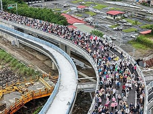 淡江大橋健行湧人潮　綿延隊伍飽覽淡水河口景觀