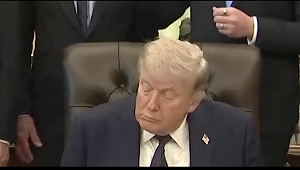 （影）直播中又閉眼! 川普累了嗎? 再被拍疑似精神不濟打瞌睡