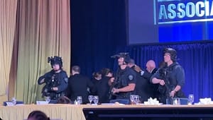 白宮記者聯誼晚宴驚傳槍響！川普及政要緊急撤離 FBI全面追查