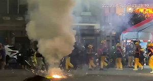 高雄繞境鞭炮狂炸煙霧瀰漫！網：像絕地求生 警方與環保局出手 