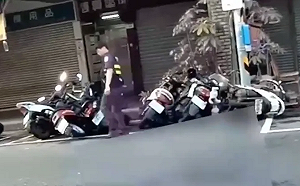 美籍男酒後大鬧西門町！沿途推倒8輛機車 遭警壓制帶回 