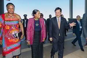 林佳龍訪史瓦帝尼推「台灣模式」　見證台商簽署產業園區投資意向書